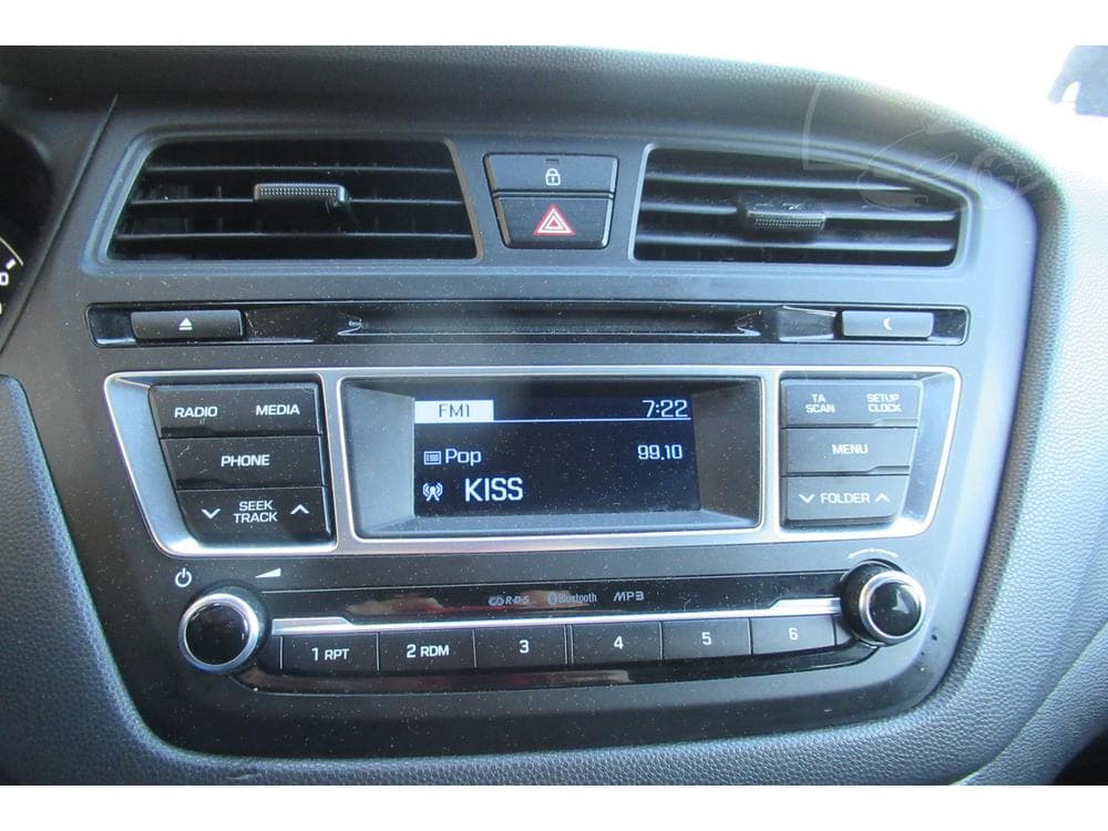 2015 Hyundai i20 - 13