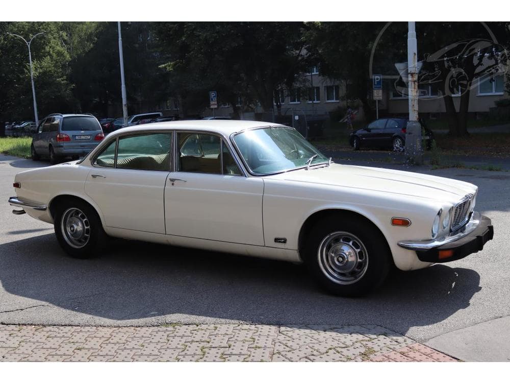 1975 Jaguar XJ - 7