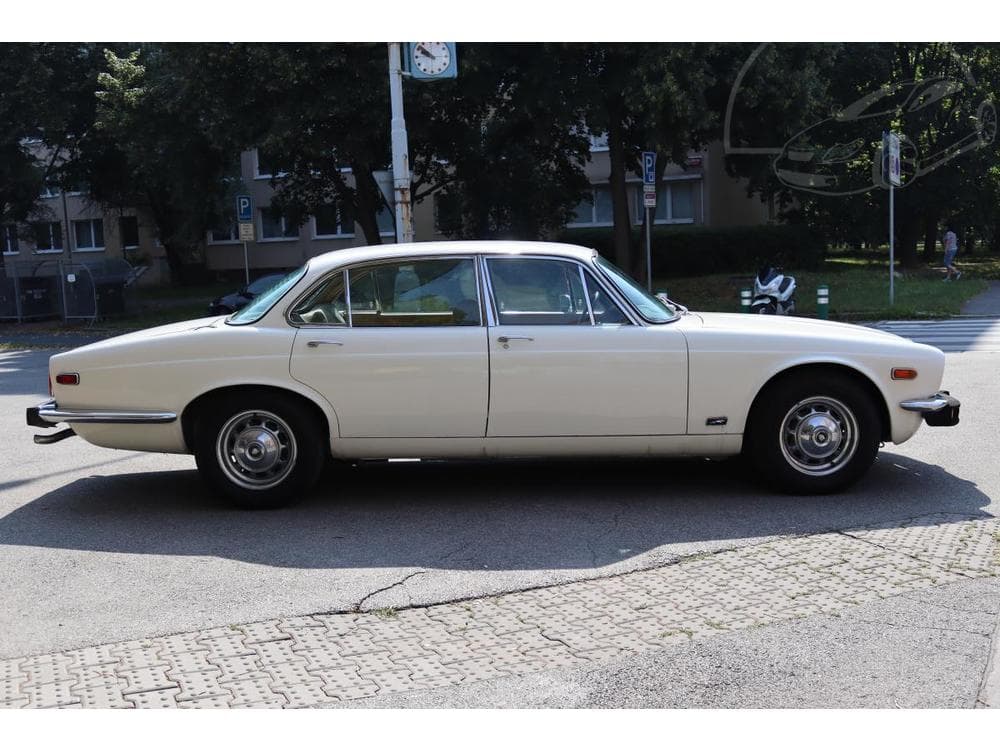 1975 Jaguar XJ - 8