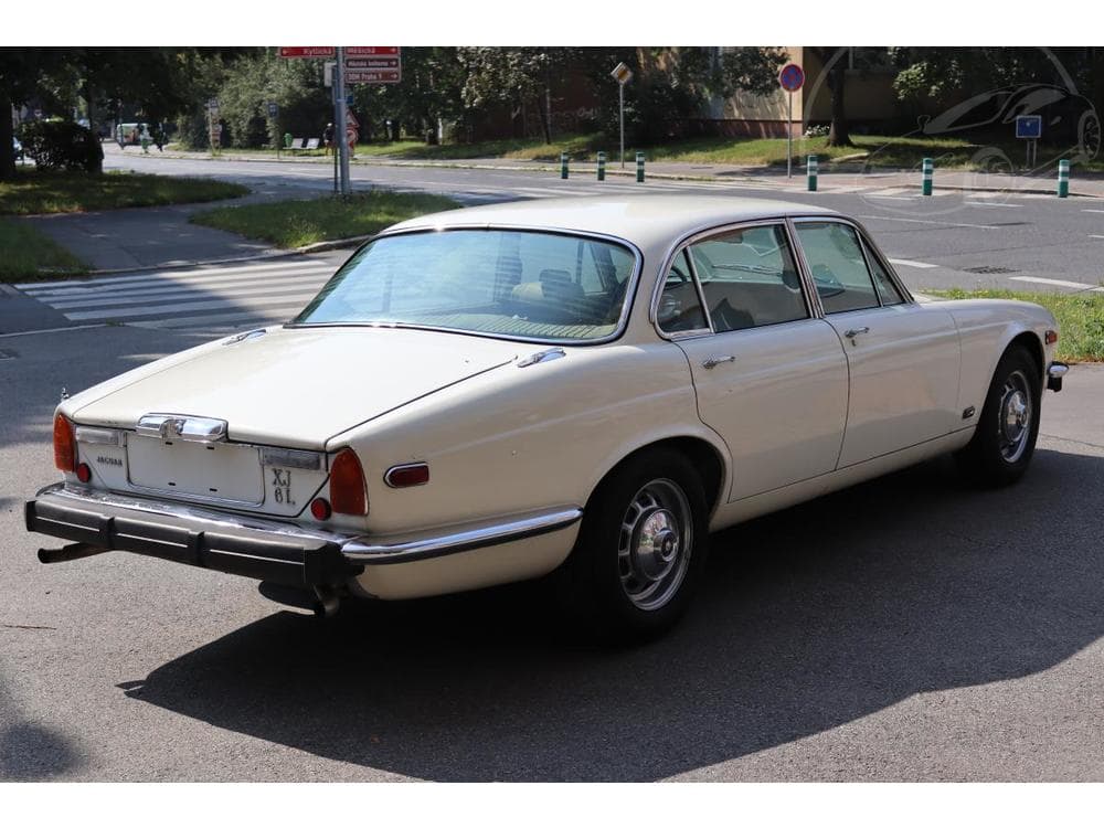 1975 Jaguar XJ - 10