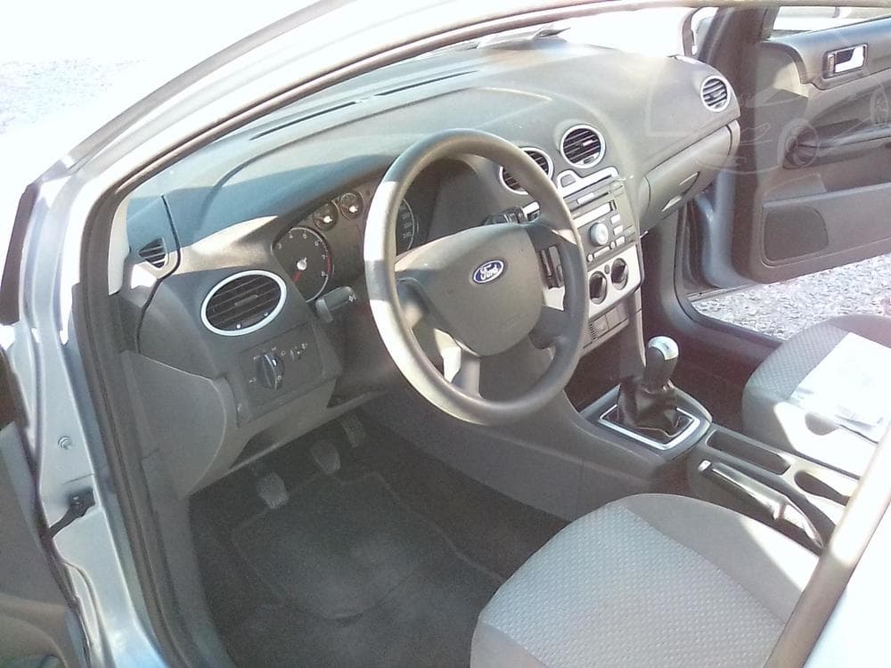 2005 Ford FOCUS - 16