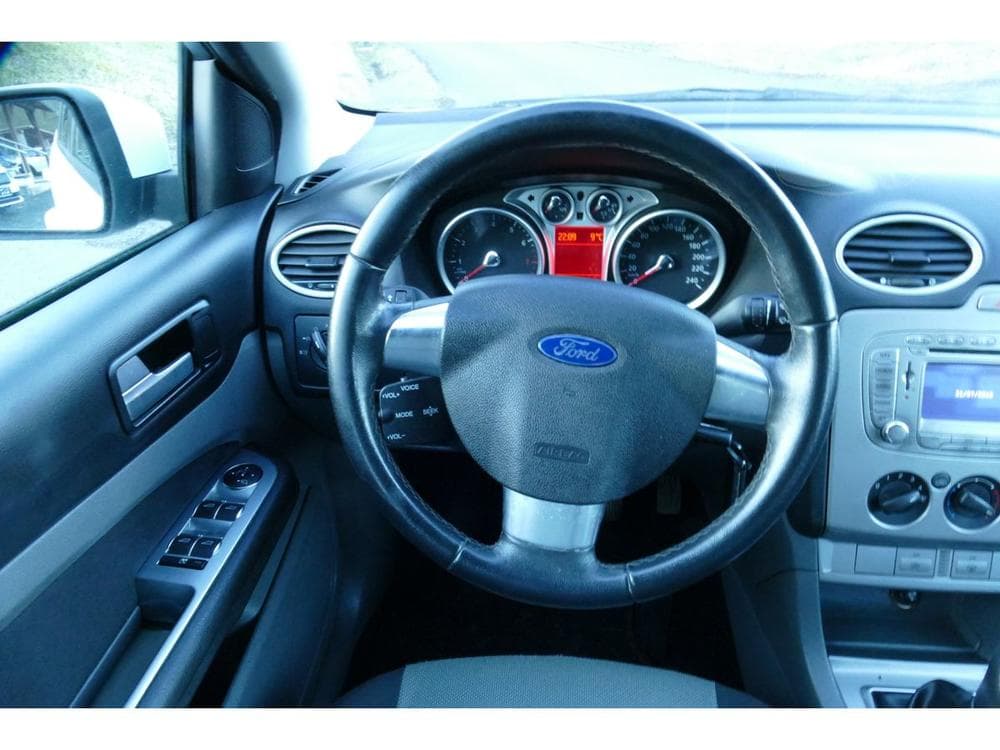 2010 Ford FOCUS - 16