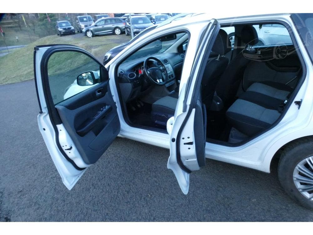 2010 Ford FOCUS - 20