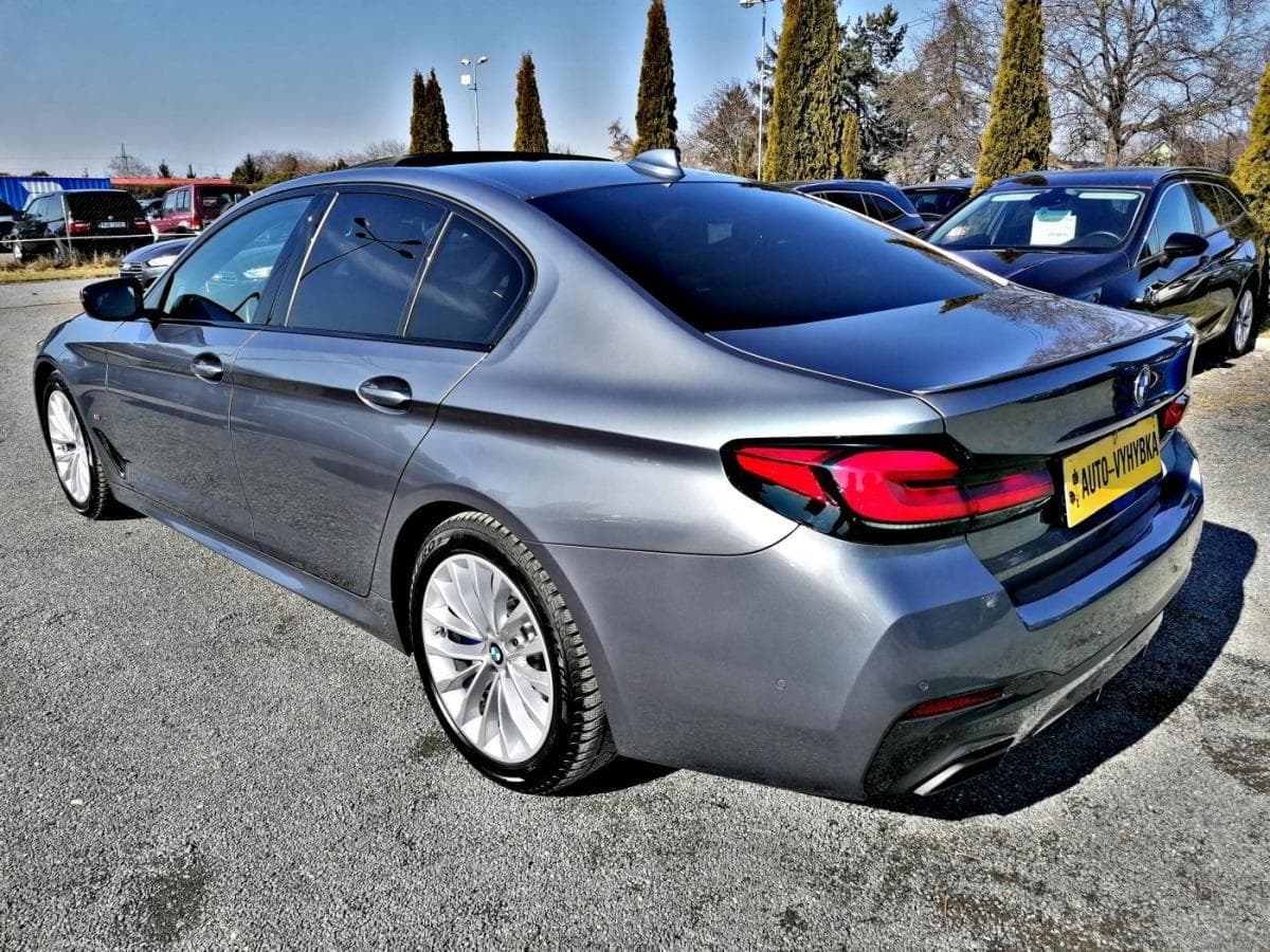 BMW 5-Series - 8