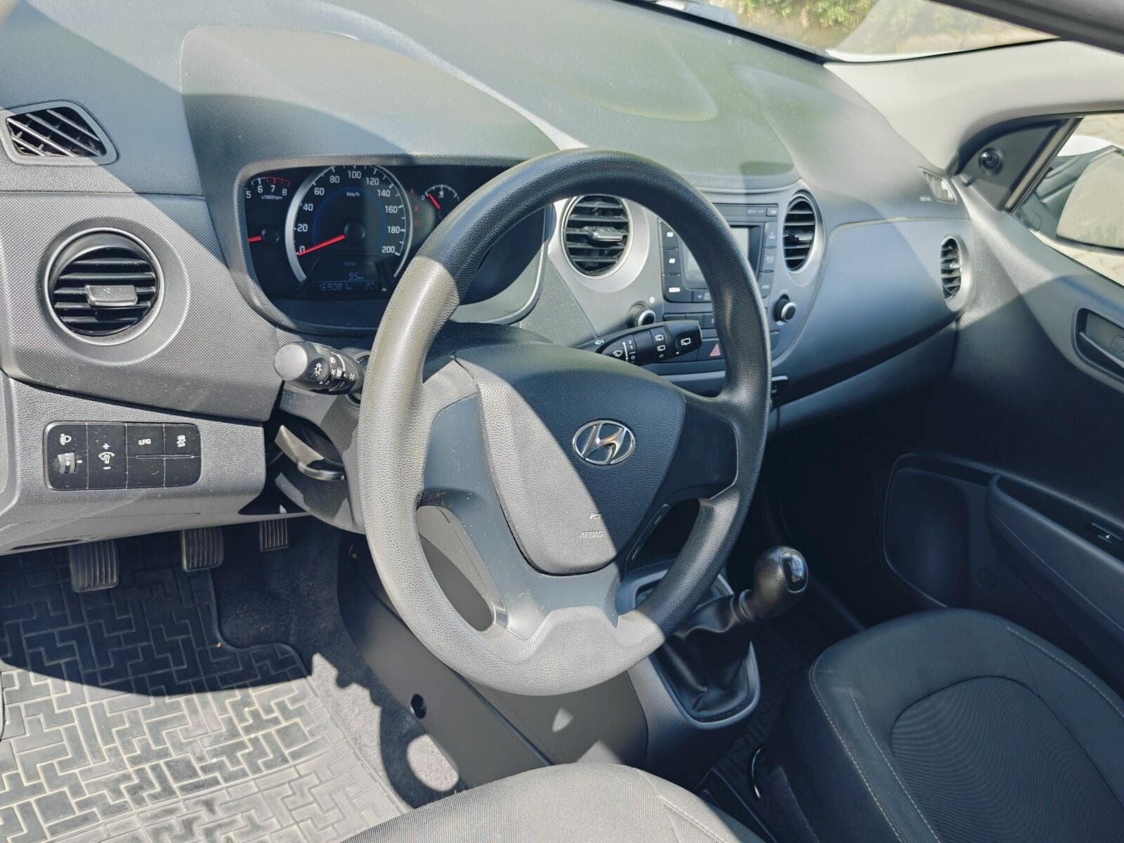 Hyundai i10 - 12
