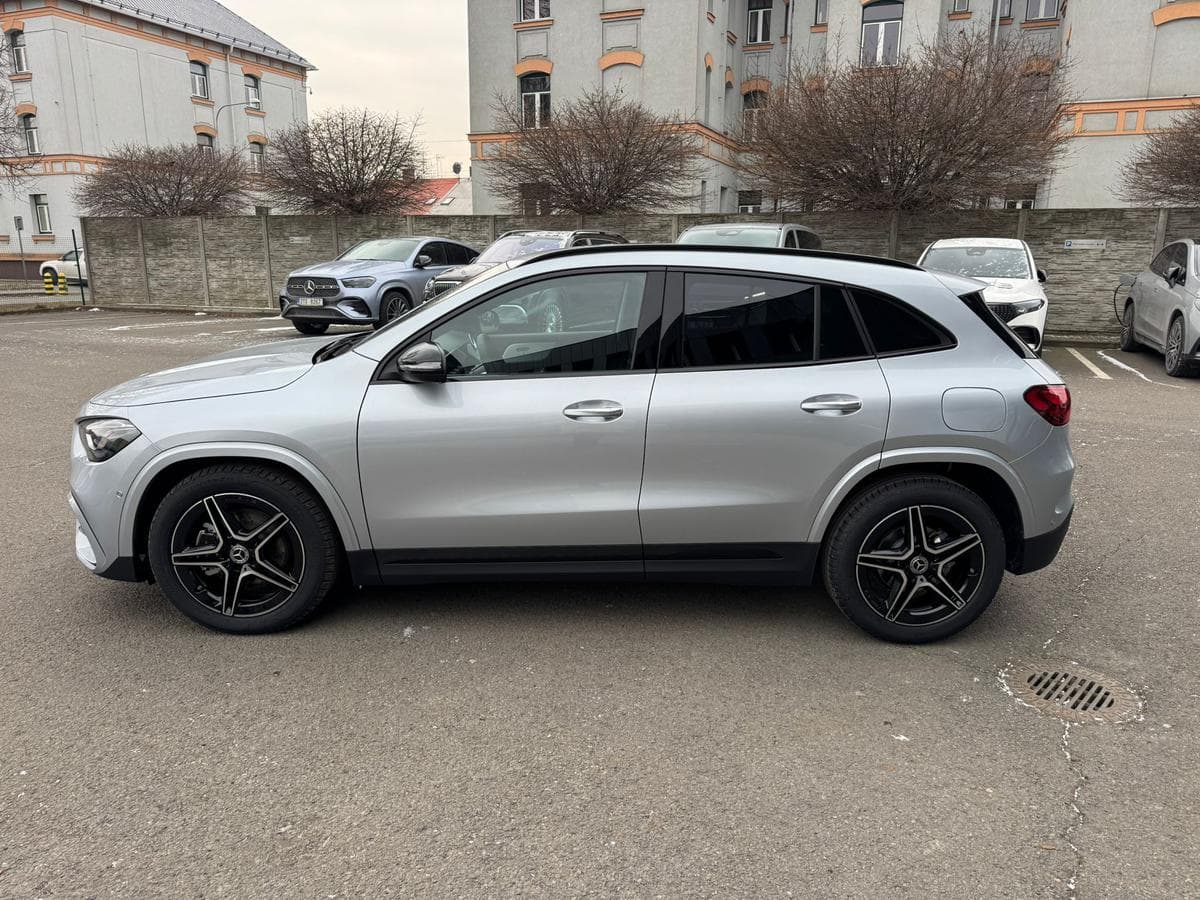 Mercedes-Benz GLA - 4