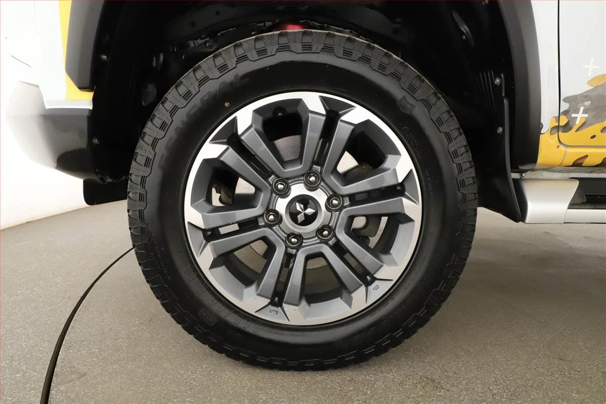 Mitsubishi L200 - 12