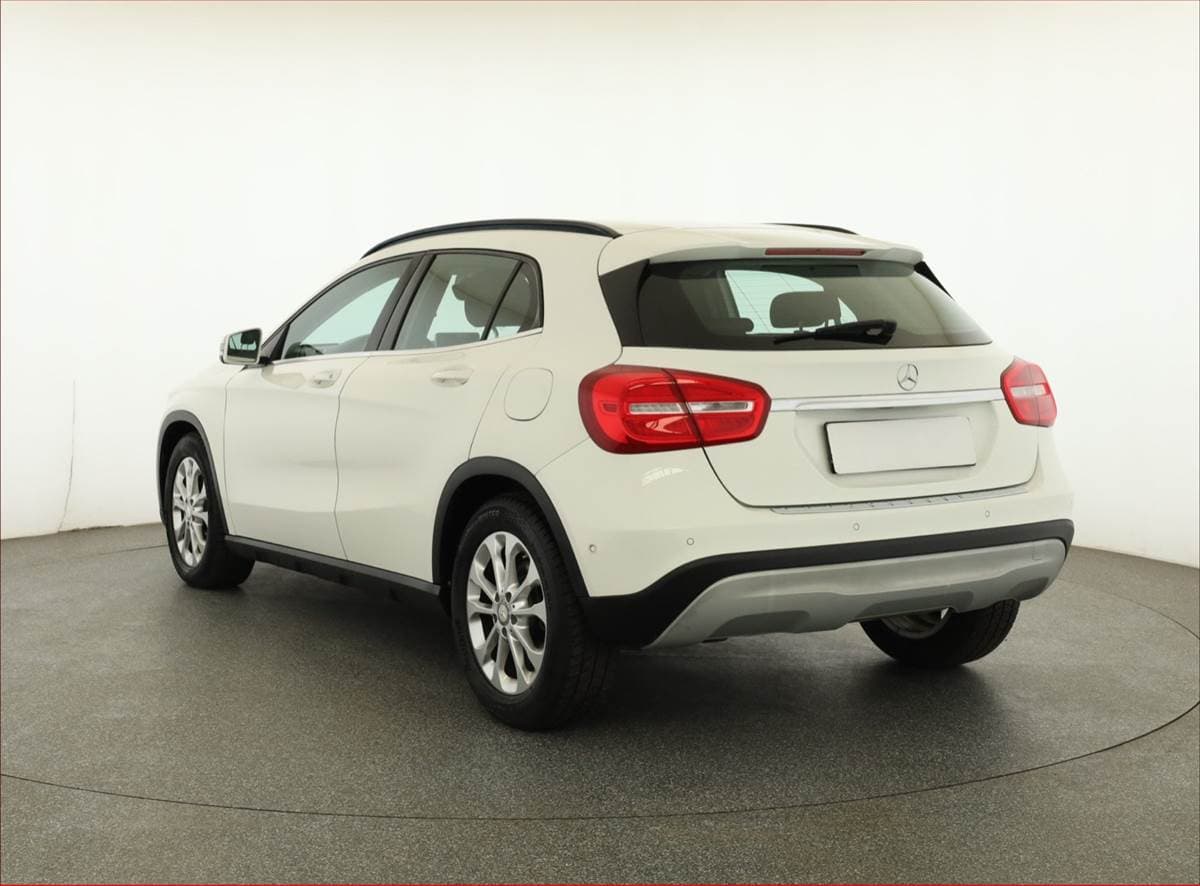 Mercedes-Benz GLA - 4