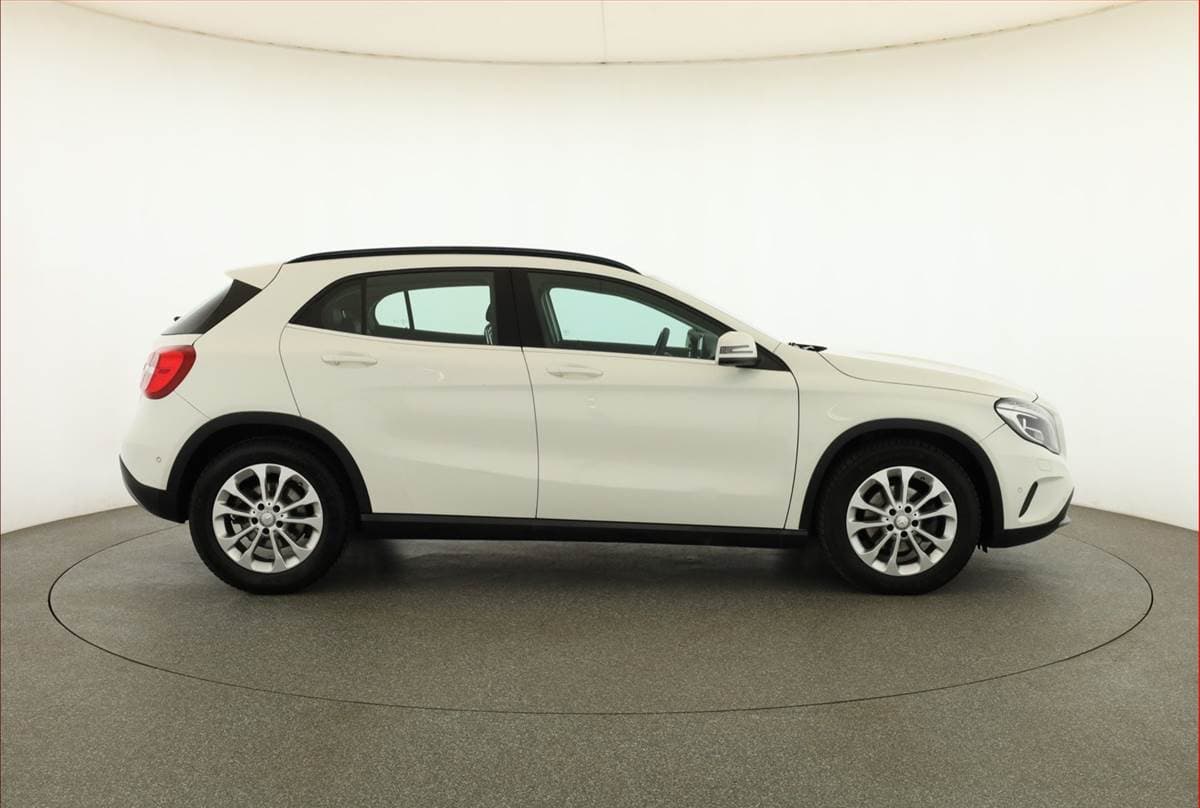 Mercedes-Benz GLA - 6