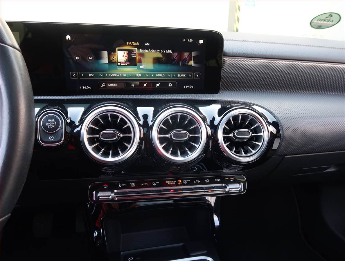 Mercedes-Benz CLA - 12