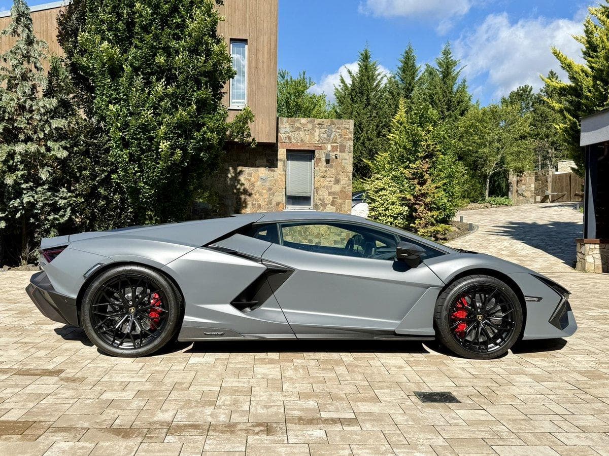 Lamborghini REVUELTO - 8