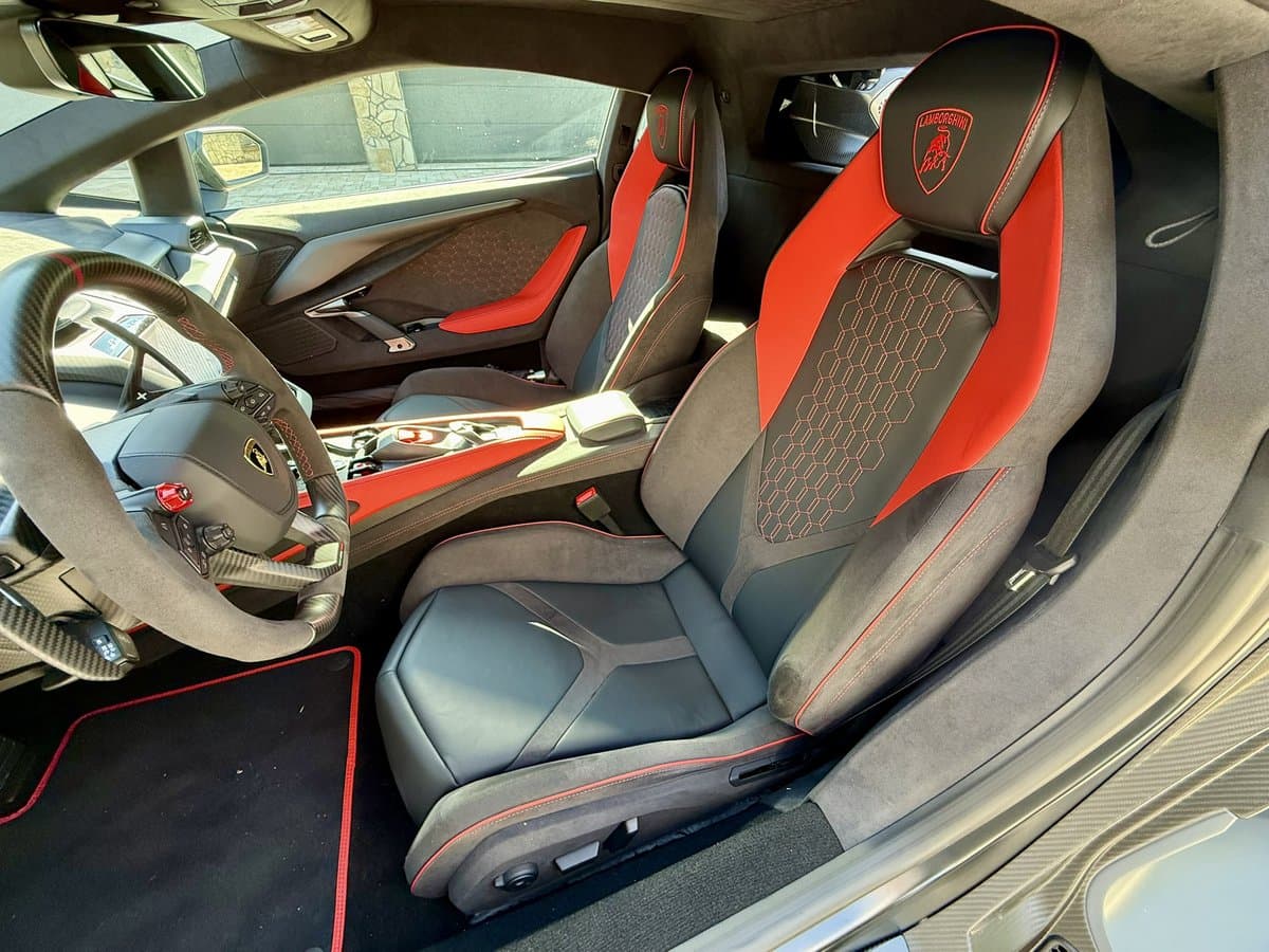 Lamborghini REVUELTO - 12