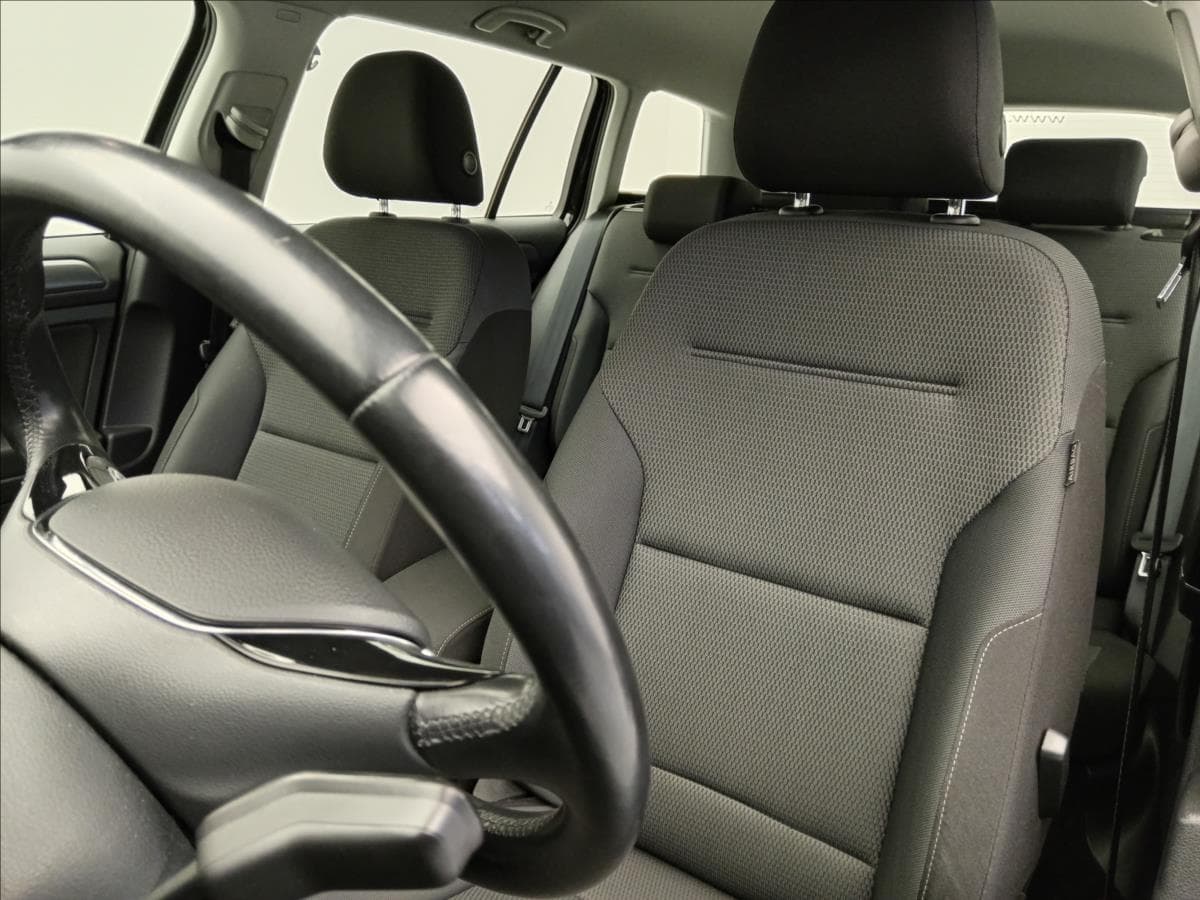 2019 Volkswagen Golf - 10