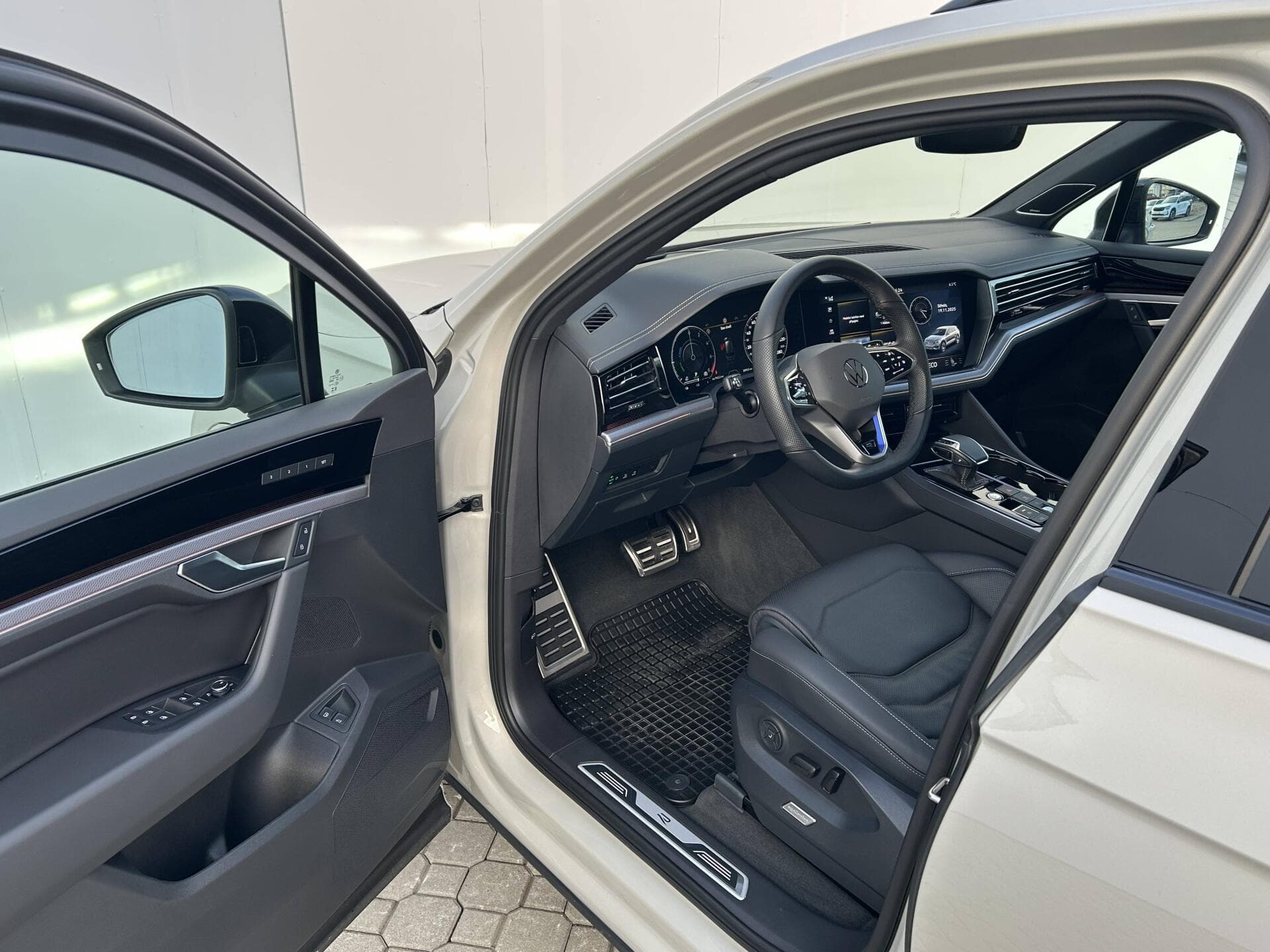 2023 Volkswagen Touareg - 5