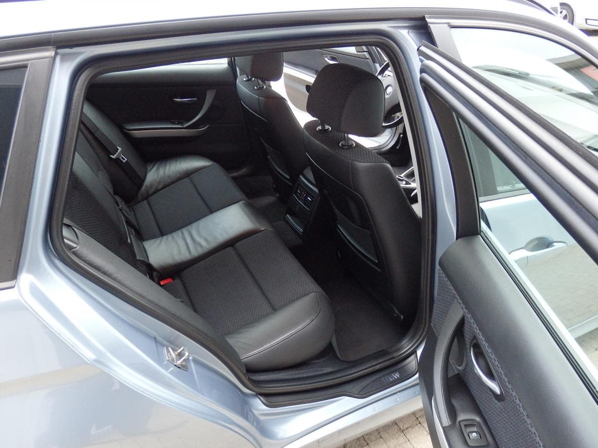 2010 BMW 3-Series - 11