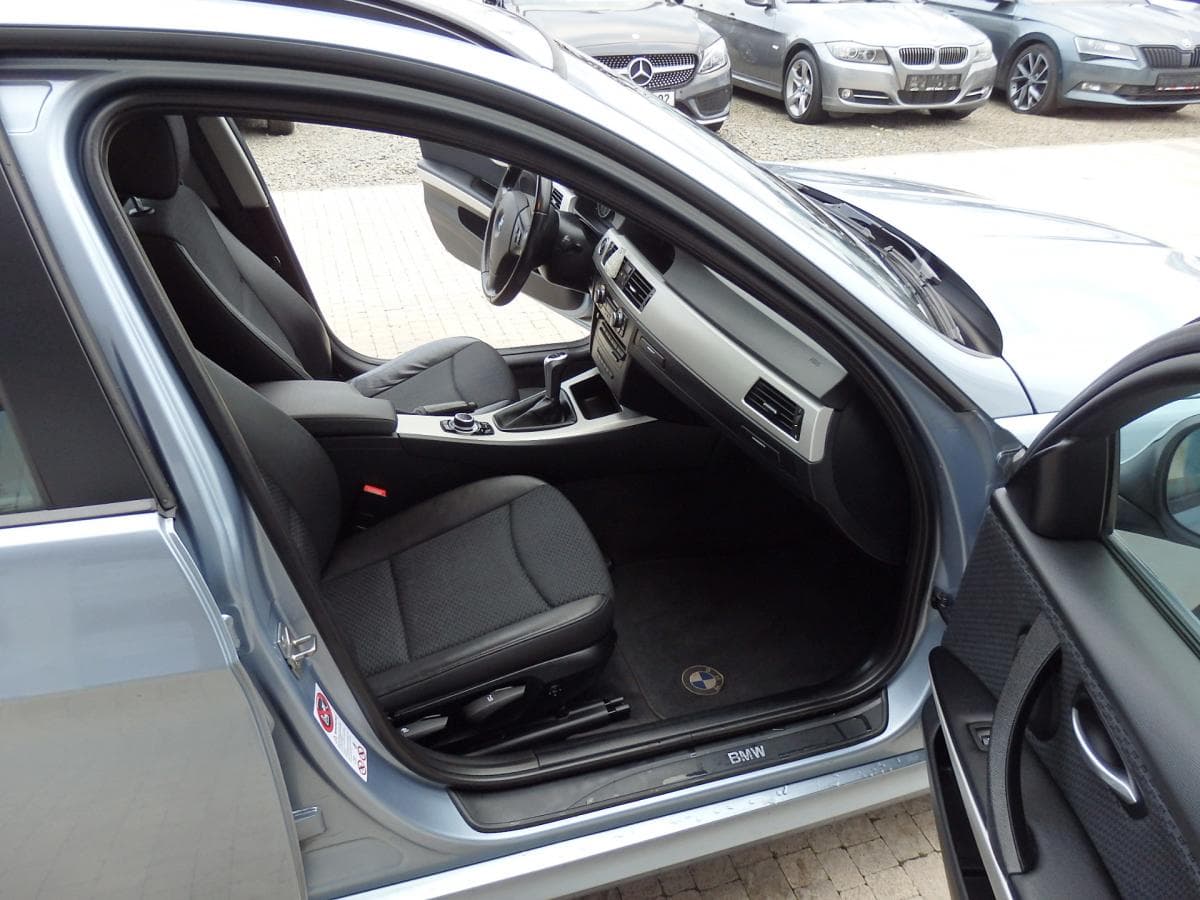 2010 BMW 3-Series - 12