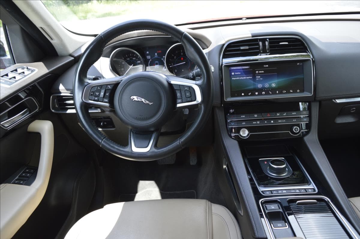 2019 Jaguar F-PACE - 10