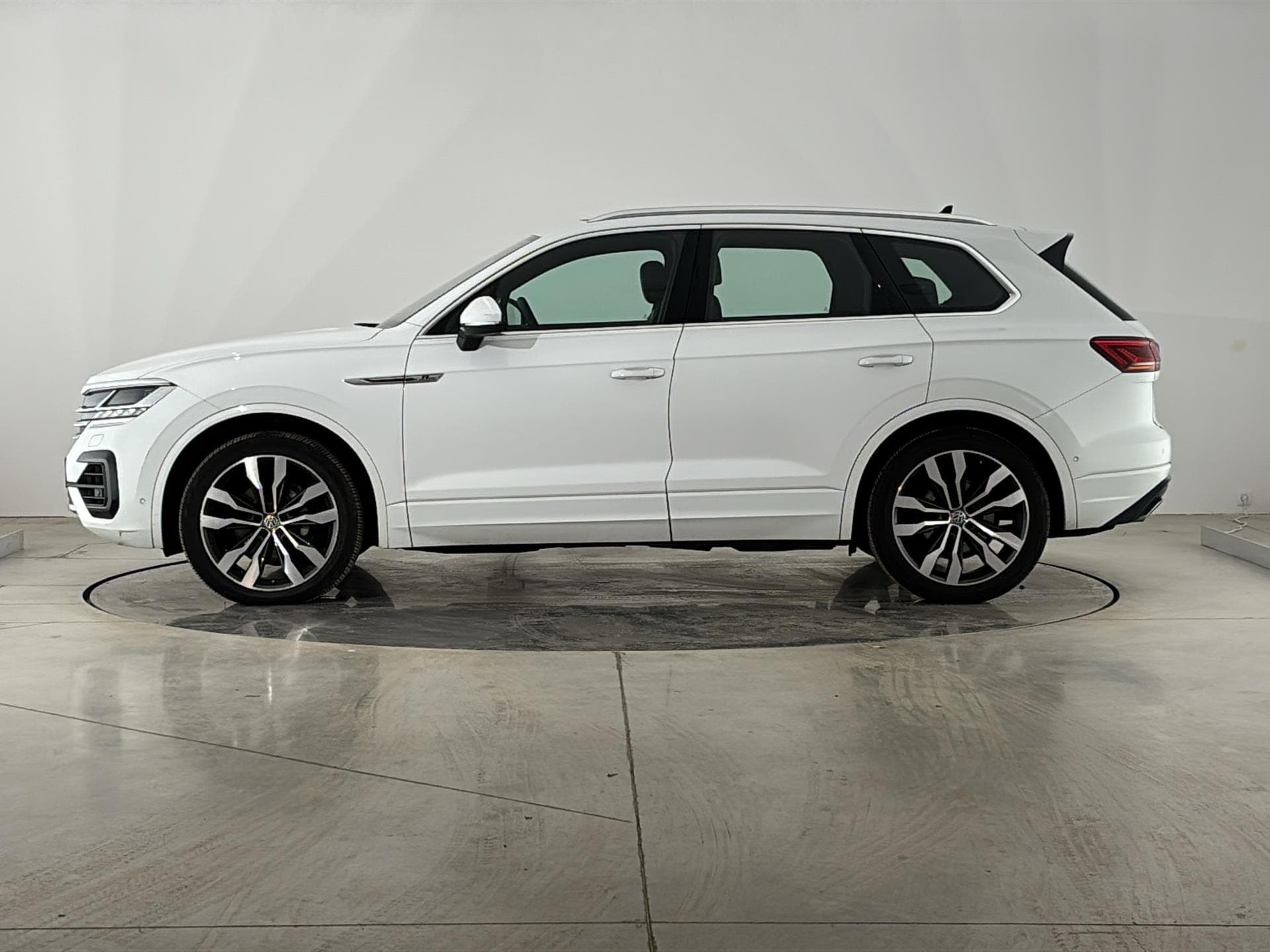 2018 Volkswagen Touareg - 7