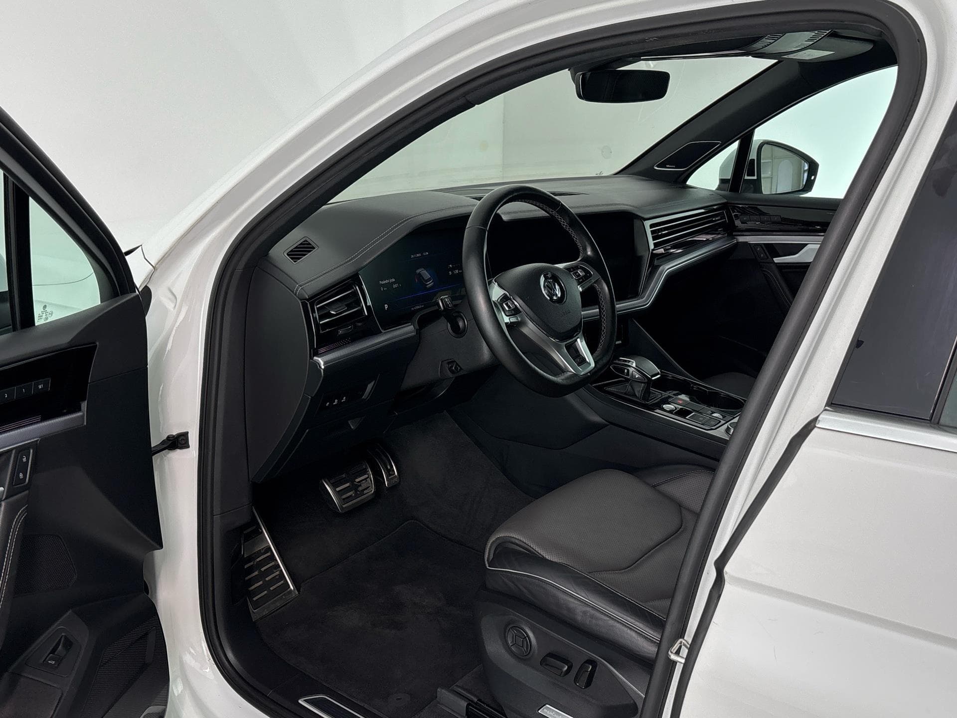 2018 Volkswagen Touareg - 16