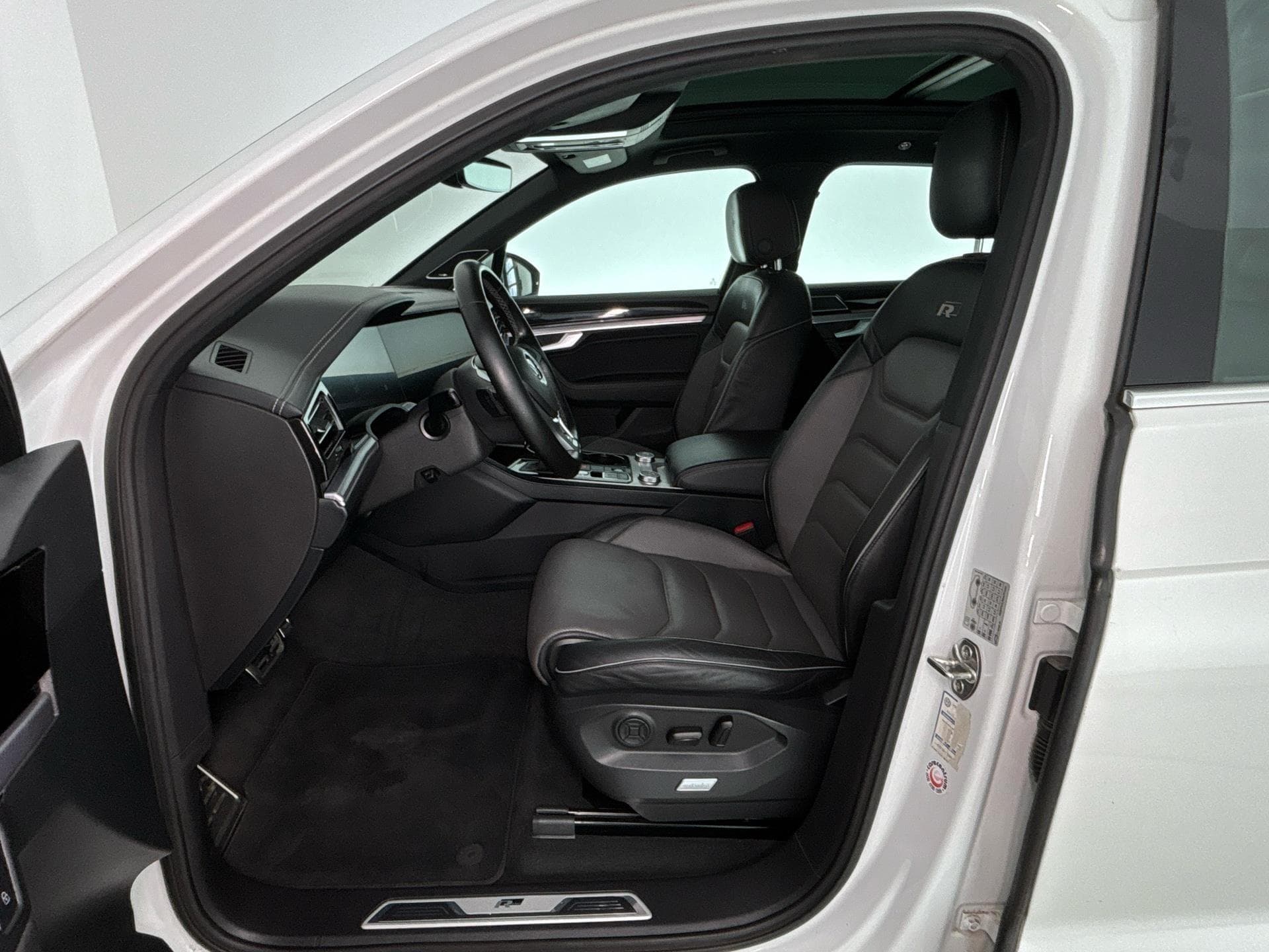 2018 Volkswagen Touareg - 19