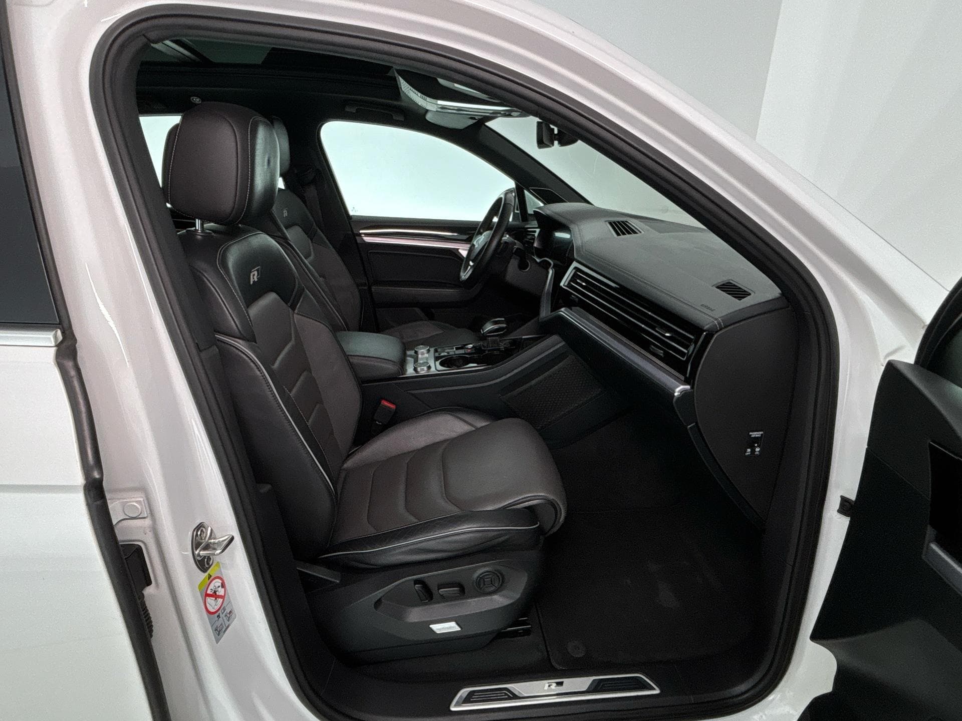 2018 Volkswagen Touareg - 25