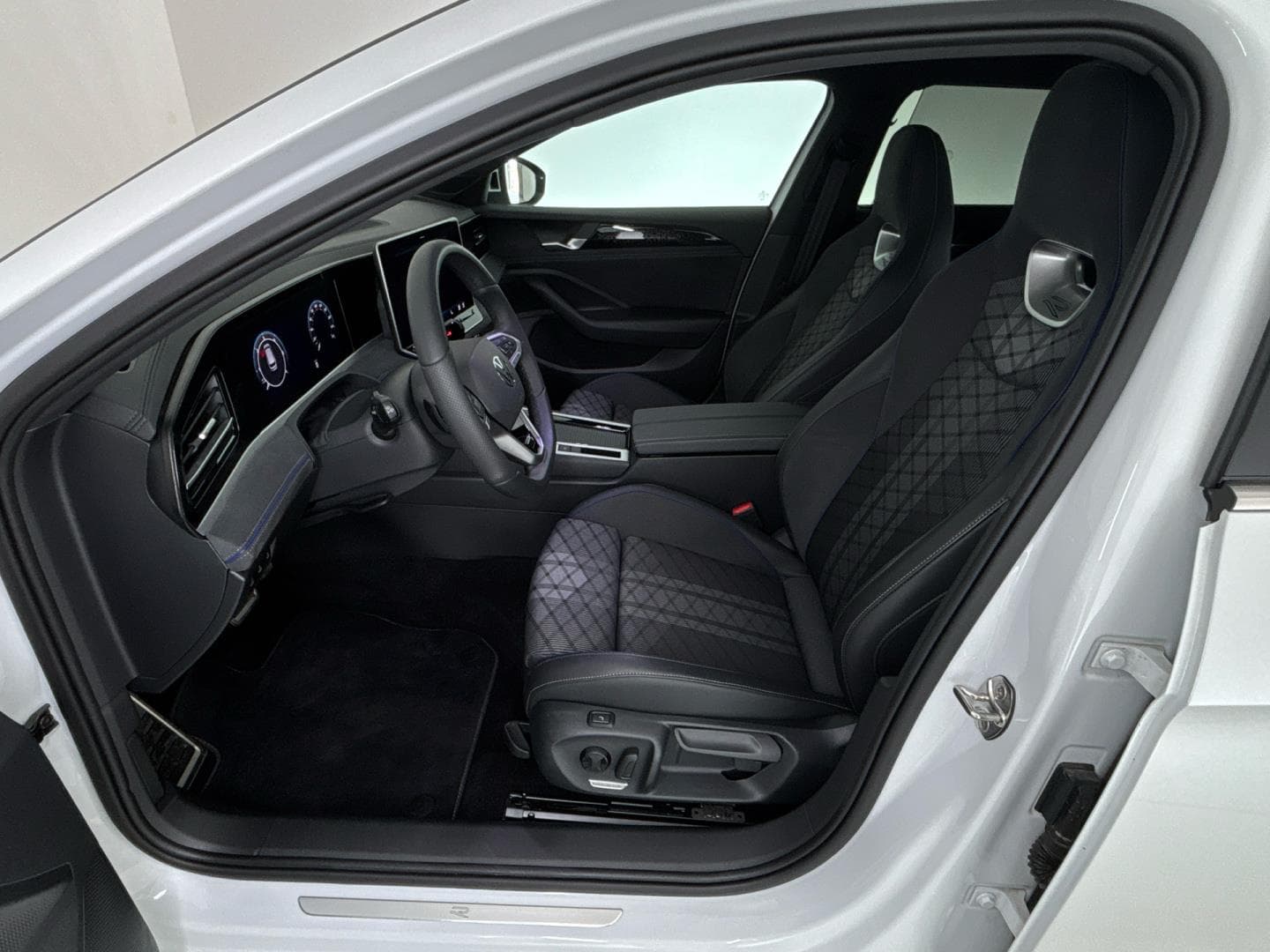2025 Volkswagen PASSAT - 7