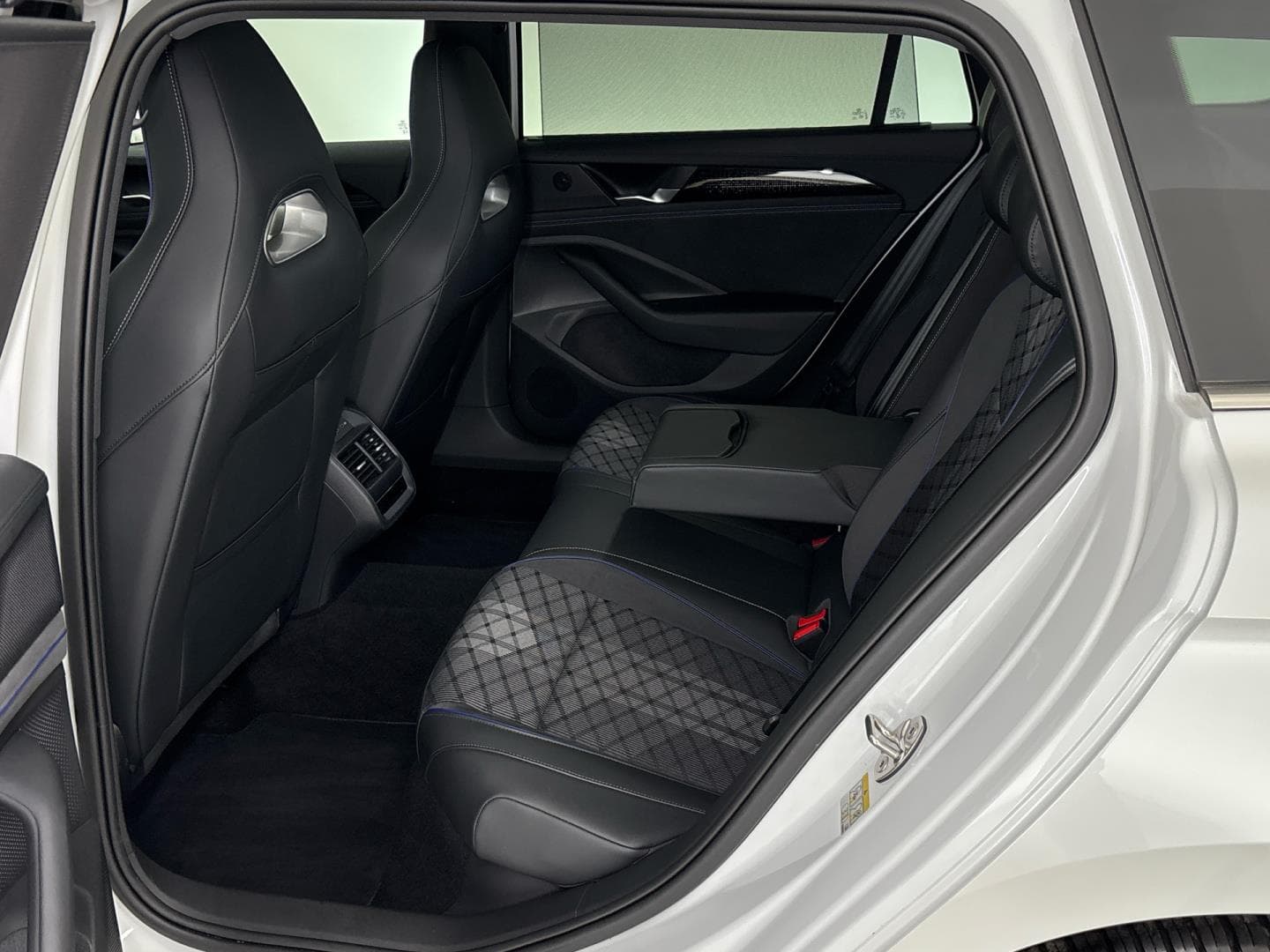2025 Volkswagen PASSAT - 8