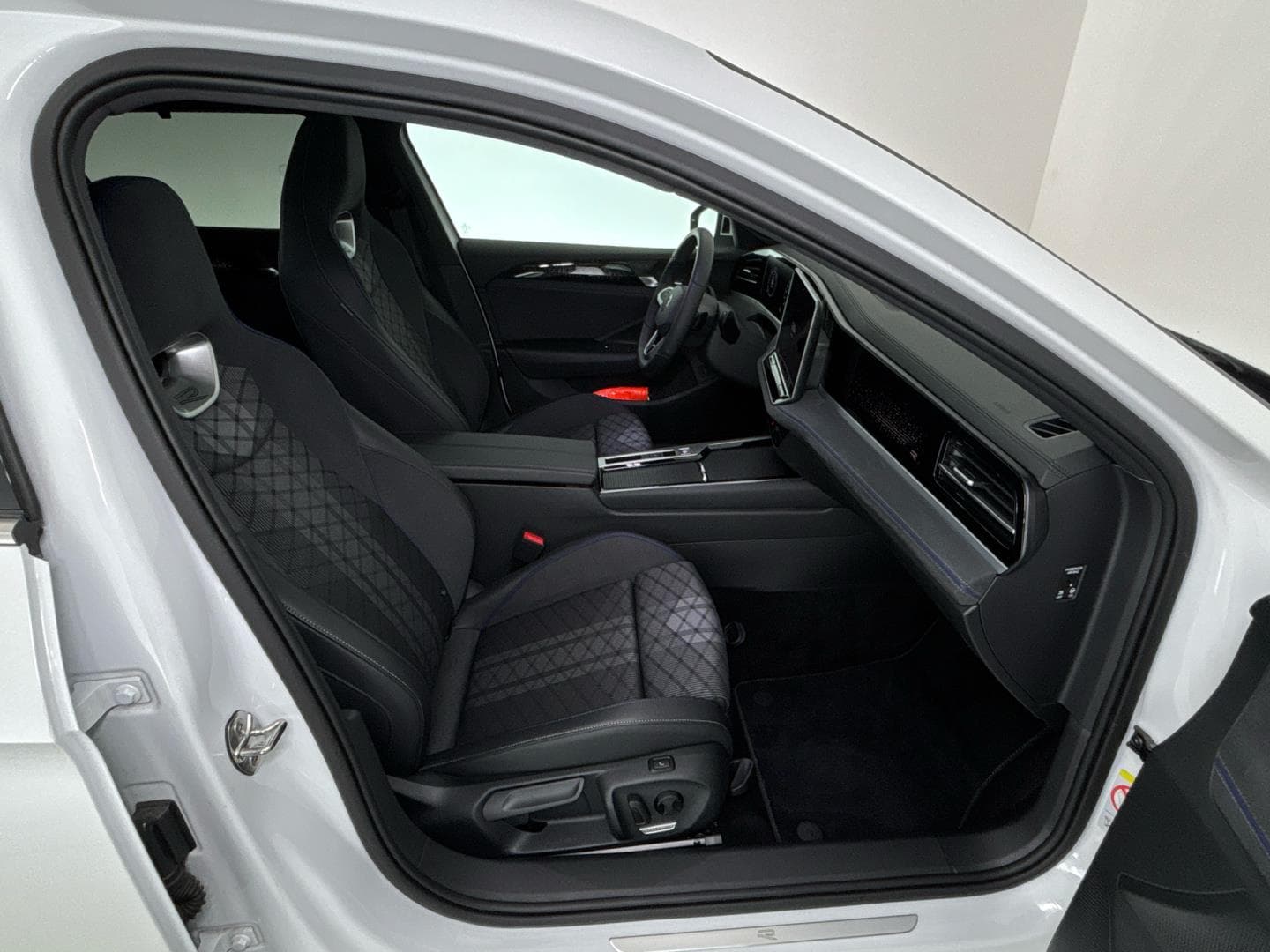 2025 Volkswagen PASSAT - 9