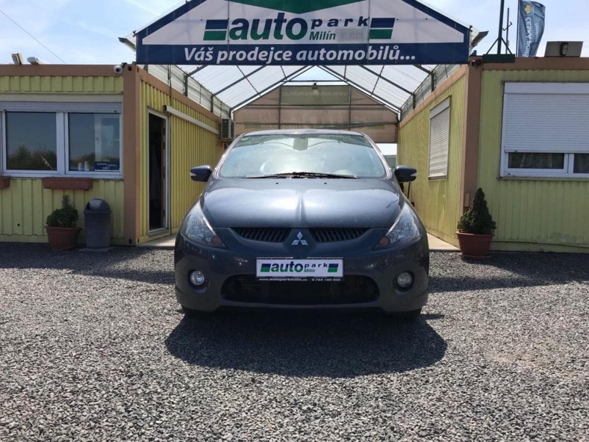 2005 Mitsubishi Grandis - 2