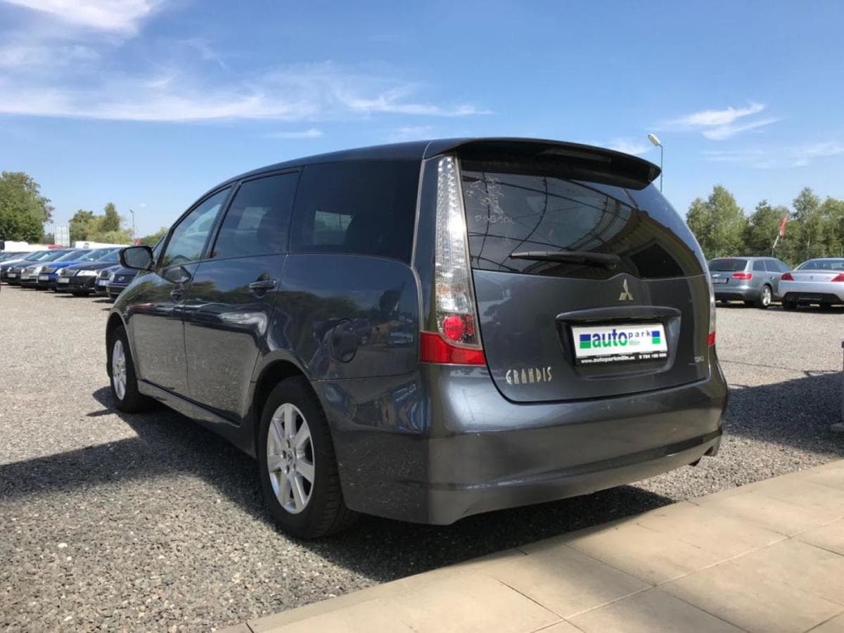 2005 Mitsubishi Grandis - 4