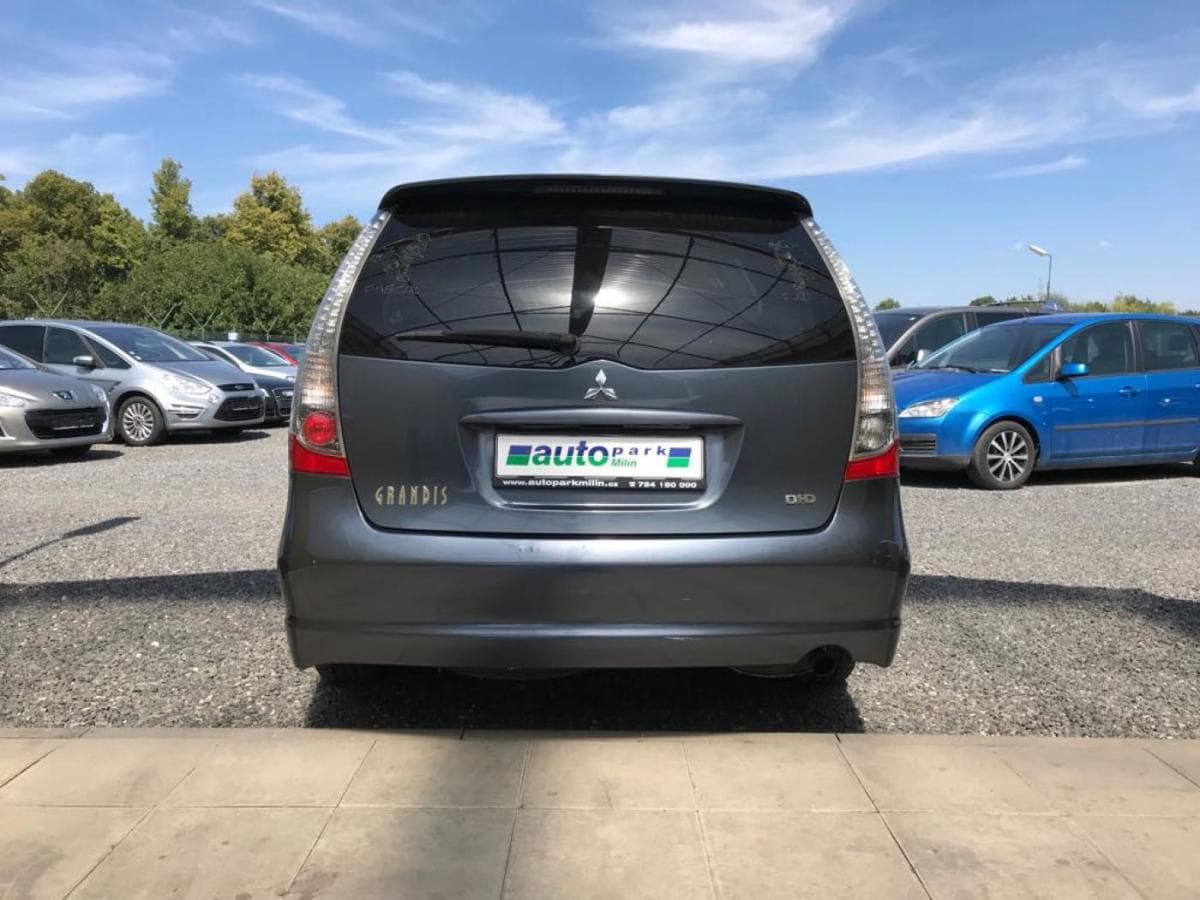 2005 Mitsubishi Grandis - 5
