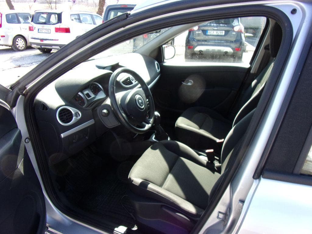 2011 Renault Clio - 11