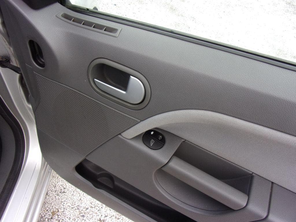 2002 Ford Fiesta - 10