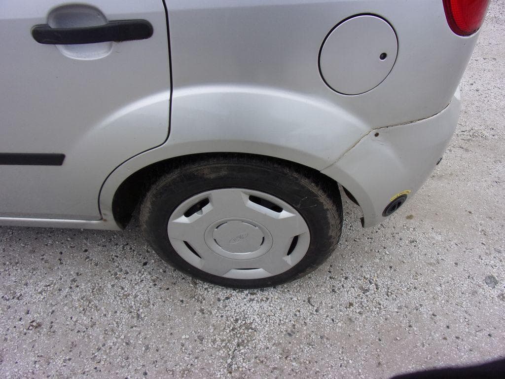 2002 Ford Fiesta - 12