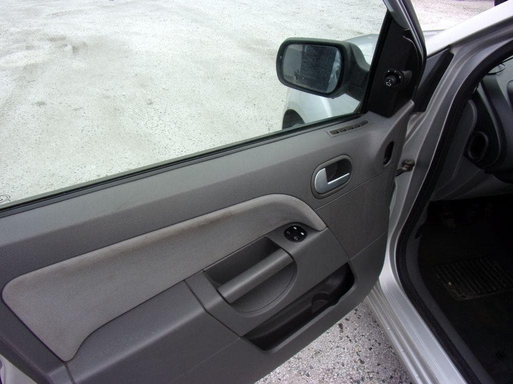 2002 Ford Fiesta - 6