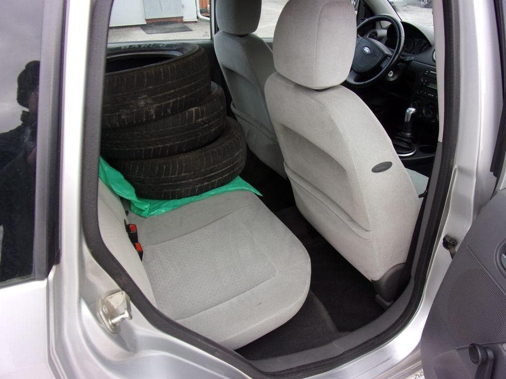 2002 Ford Fiesta - 8