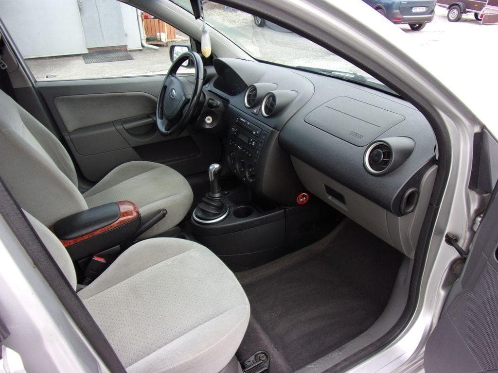 2002 Ford Fiesta - 9