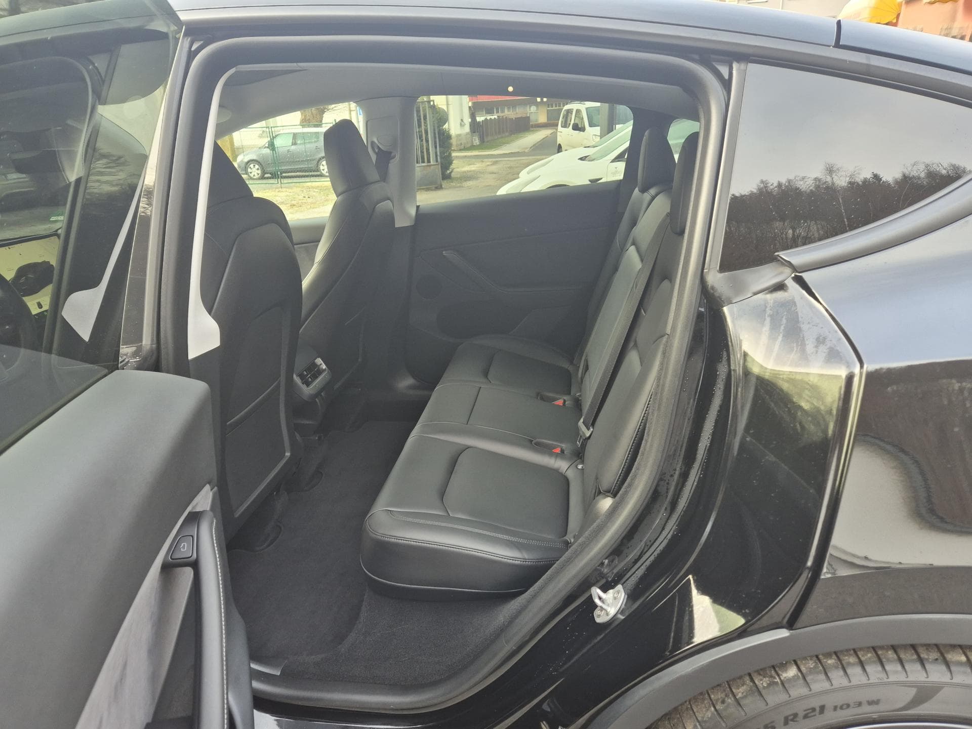 2022 Tesla Model Y - 12