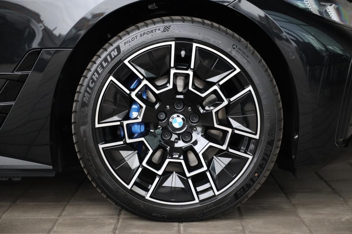 2025 BMW i4 - 9