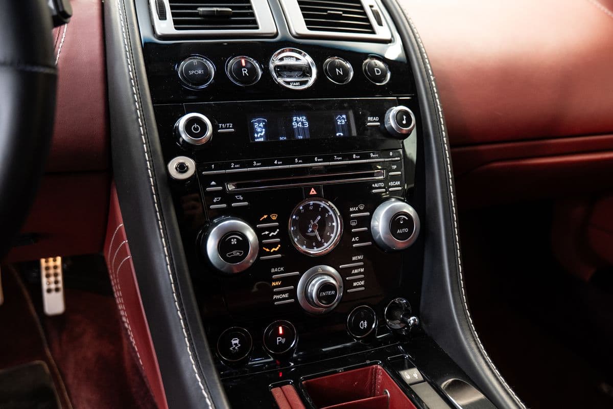 2012 Aston Martin VANTAGE - 11