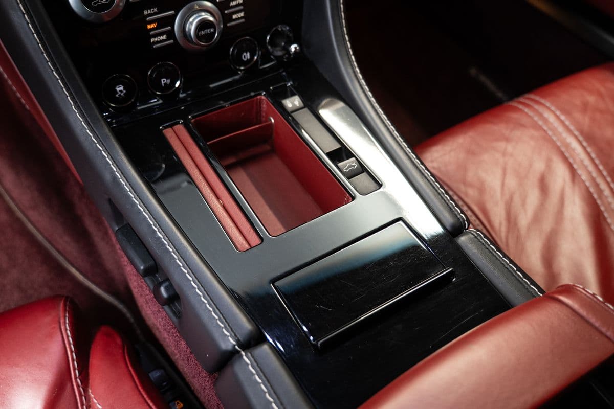 2012 Aston Martin VANTAGE - 12