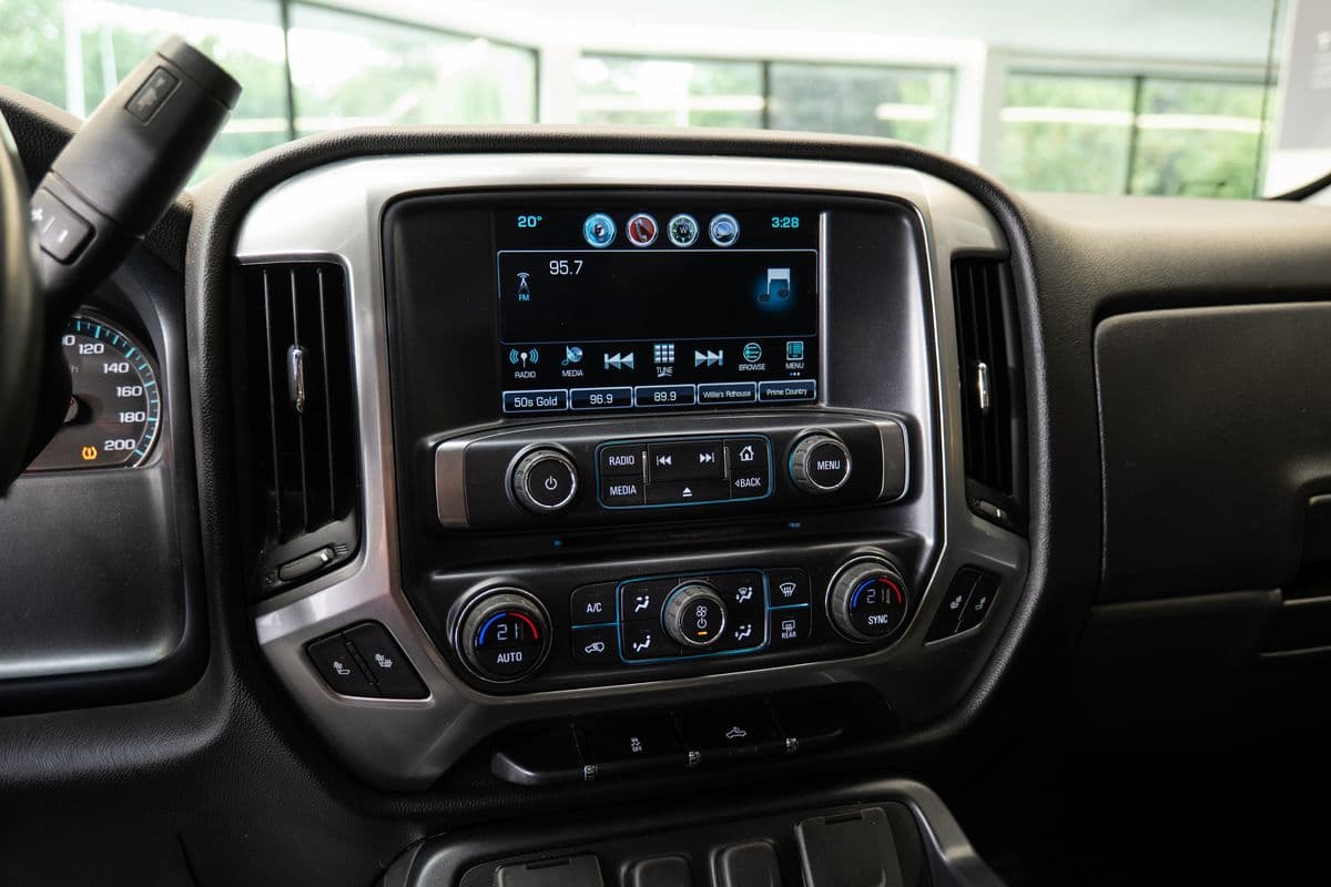 2017 Chevrolet SILVERADO - 11