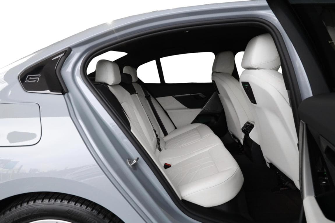 2025 BMW 5-Series - 11