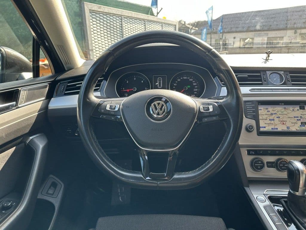2015 Volkswagen PASSAT - 11