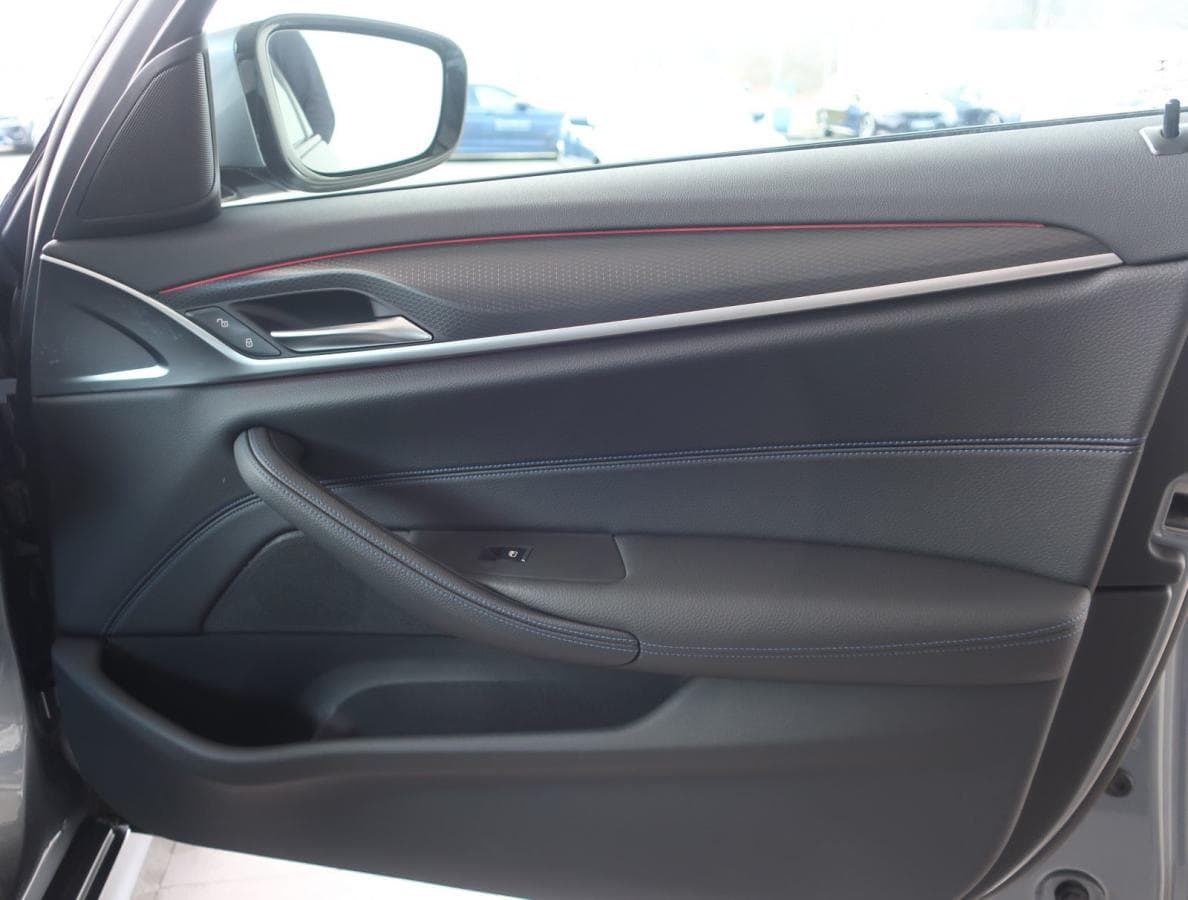 BMW 5-Series - 11