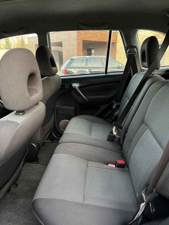 2004 Toyota RAV4 - 10