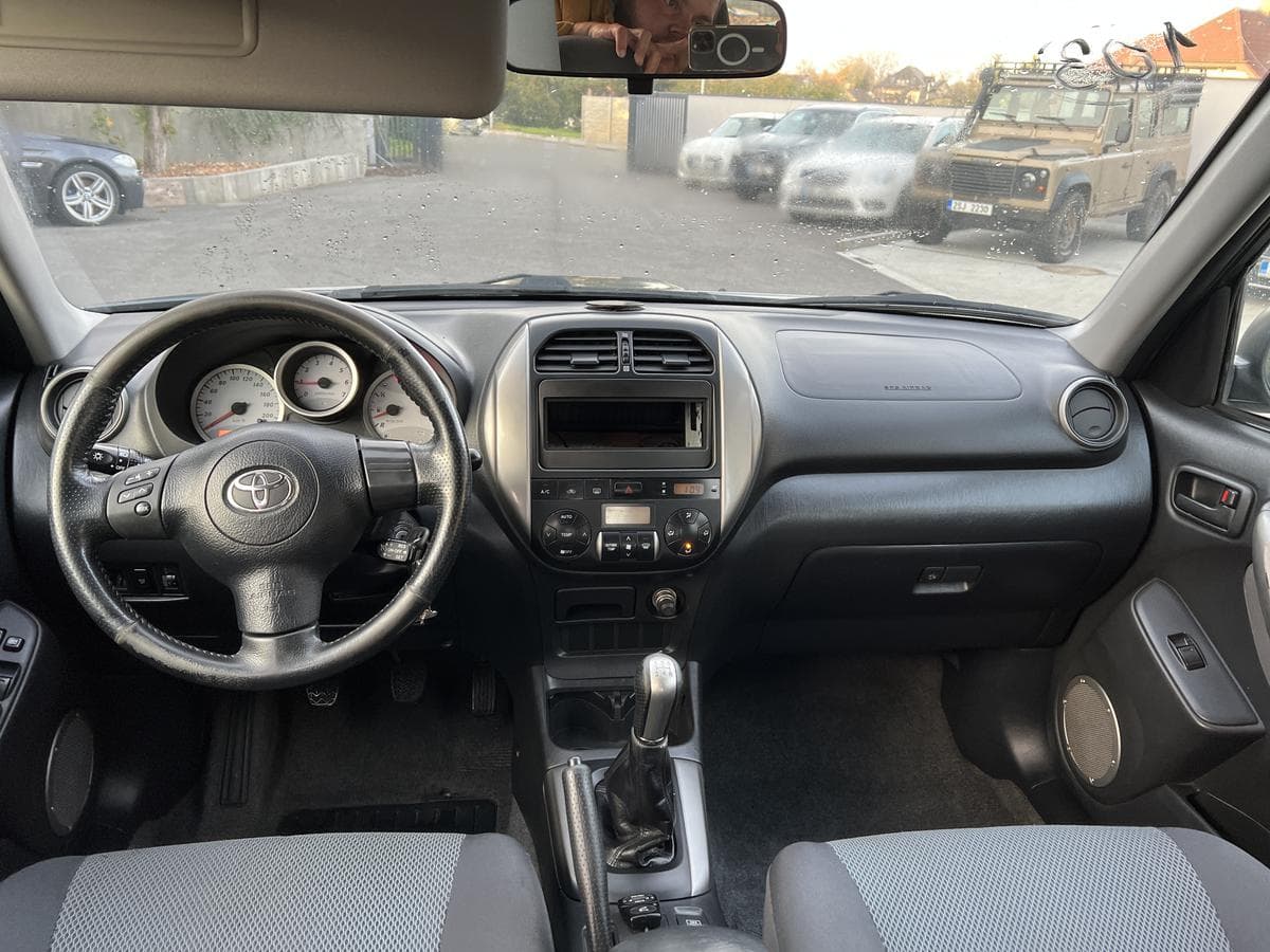 2004 Toyota RAV4 - 8