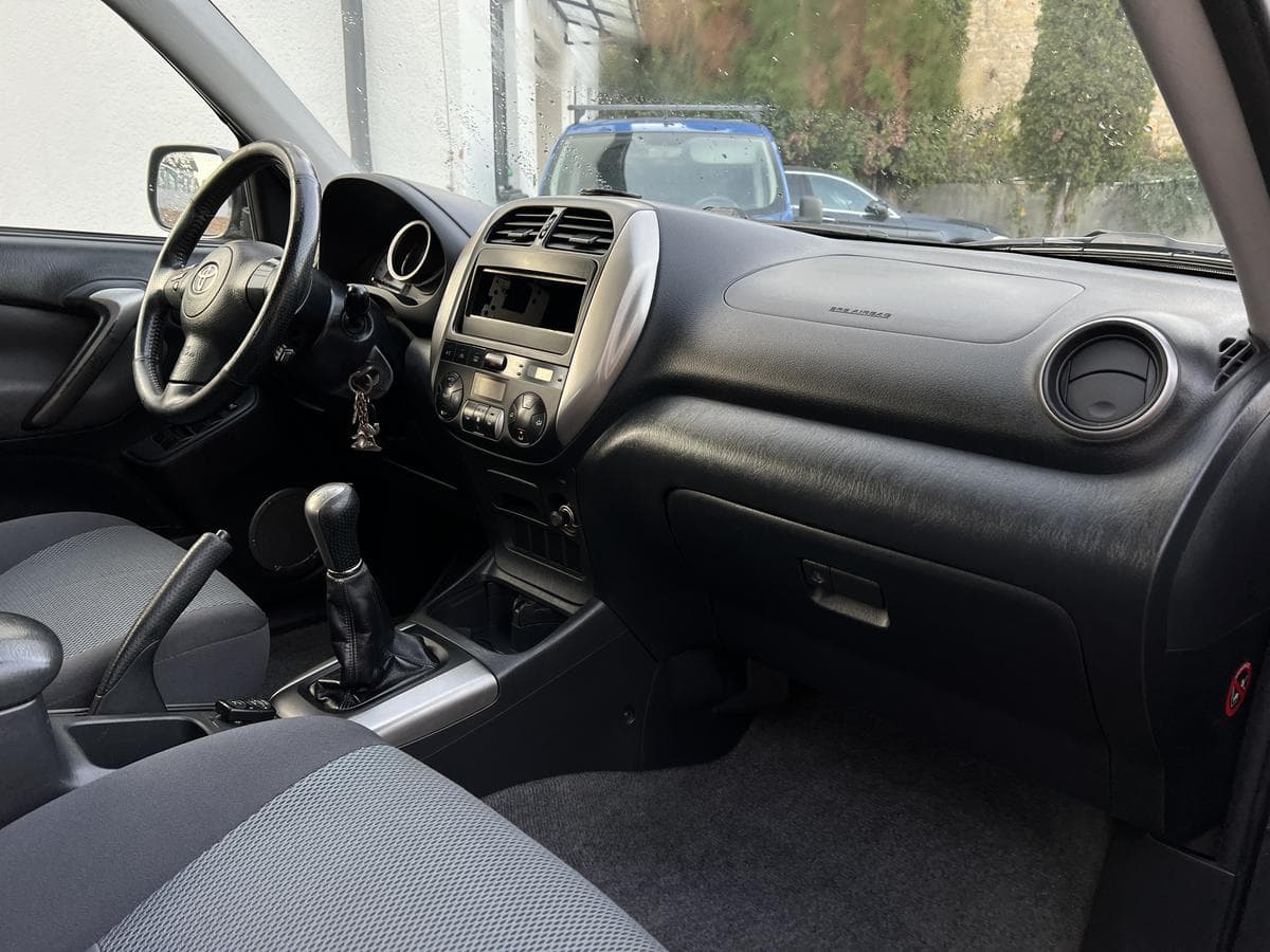 2004 Toyota RAV4 - 9