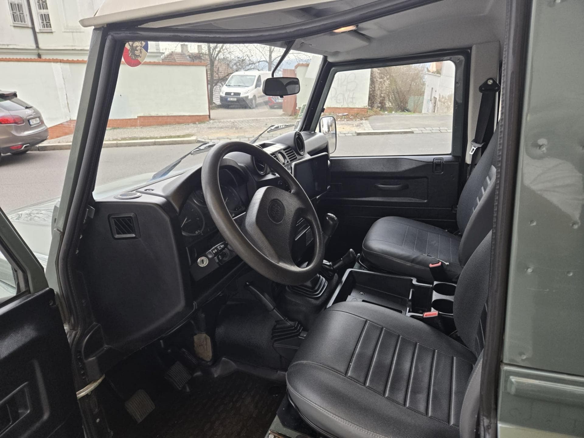 Land Rover DEFENDER - 8