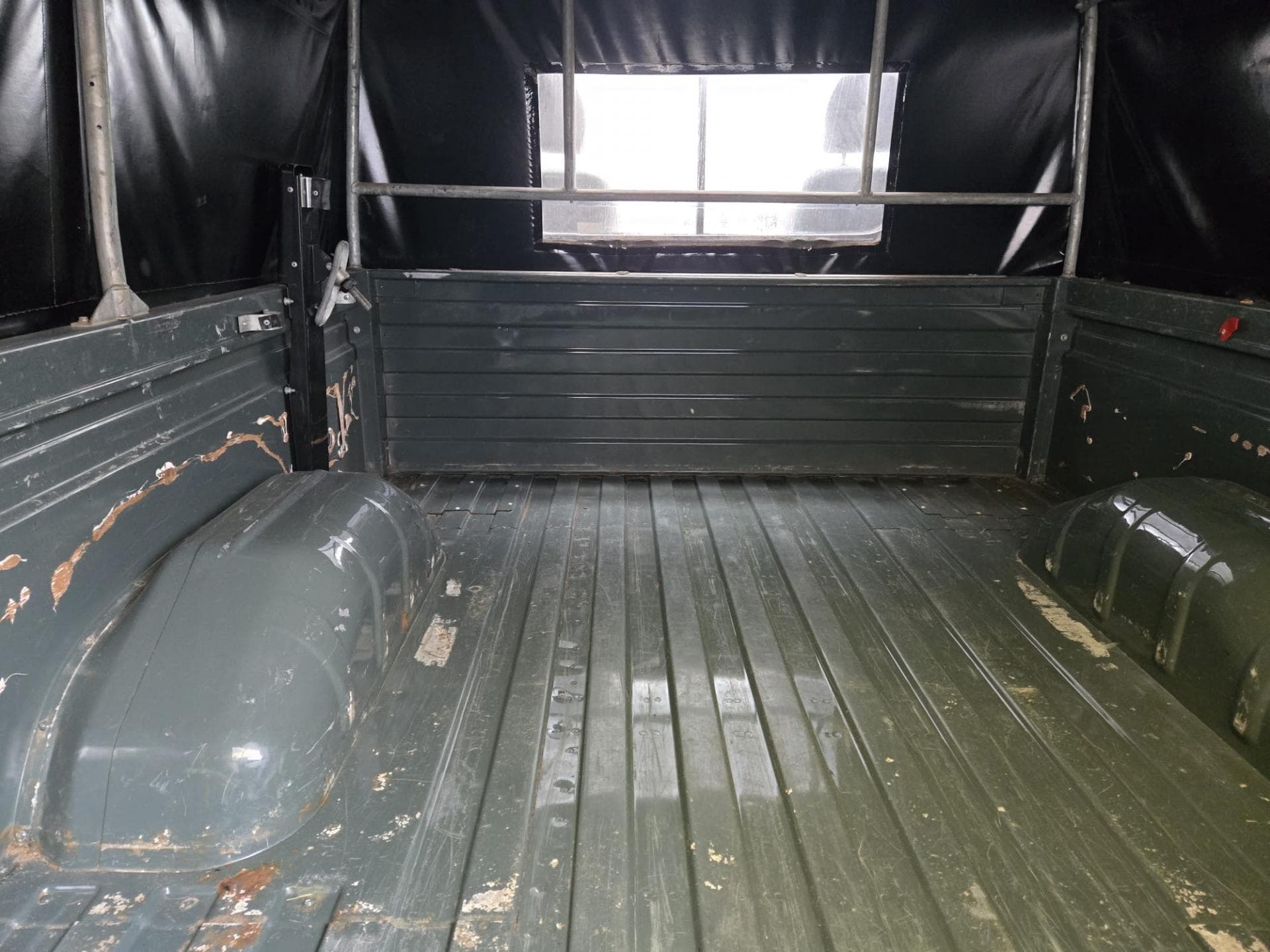 Land Rover DEFENDER - 12